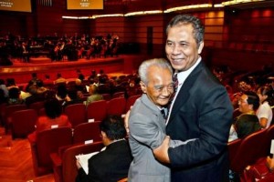 Abd Latif (right) congratulating Soepadmo (left) at the ceremony.