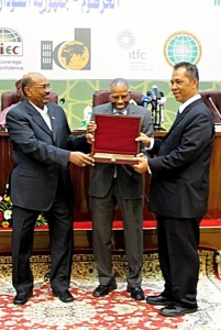 IAbd Latif (right) receiving the award from the President of Sudan (left) while the IDB President (middle) looks on. Abd Latif (right) receiving the award from the President of Sudan (left) while the IDB President (middle) looks on.