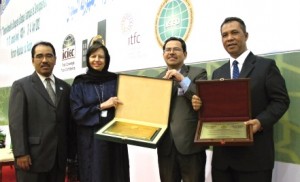 From right: Abd Latif, Mohd Azmi, Zeti and Mohd Ashri posing for a photograph after the ceremony. From right: Abd Latif, Mohd Azmi, Zeti and Mohd Ashri posing for a photograph after the ceremony.
