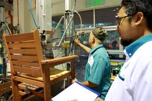 Staf makmal membuat pemantauan ujian