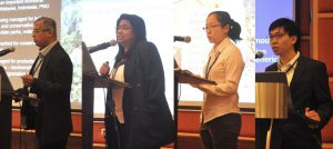 Samsudin, Elizabeth, Phon dan Yao membentangkan hasil penyelidikan mereka