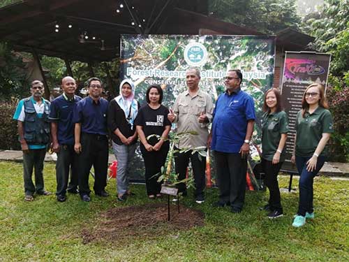 Gambar selepas upacara penanaman pokok.