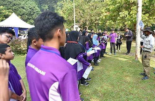 Jurupandu VIC, Farhan Halili memberi taklimat kepada para pelajar mengenai aktiviti ‘Forest Running Man’