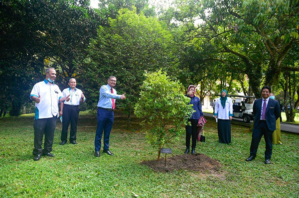 Bergambar selepas acara penanaman pokok.